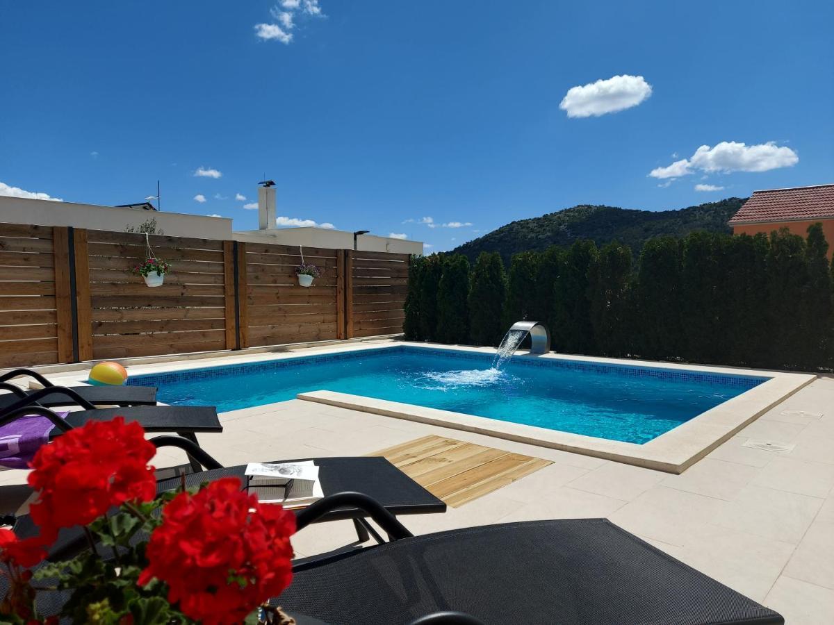 Villa Belitzein With Swimming Pool 希贝尼克 外观 照片