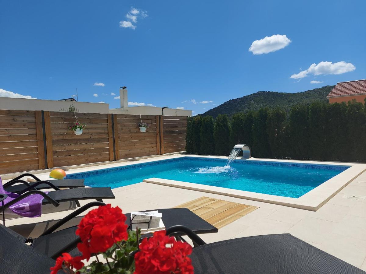 Villa Belitzein With Swimming Pool 希贝尼克 外观 照片